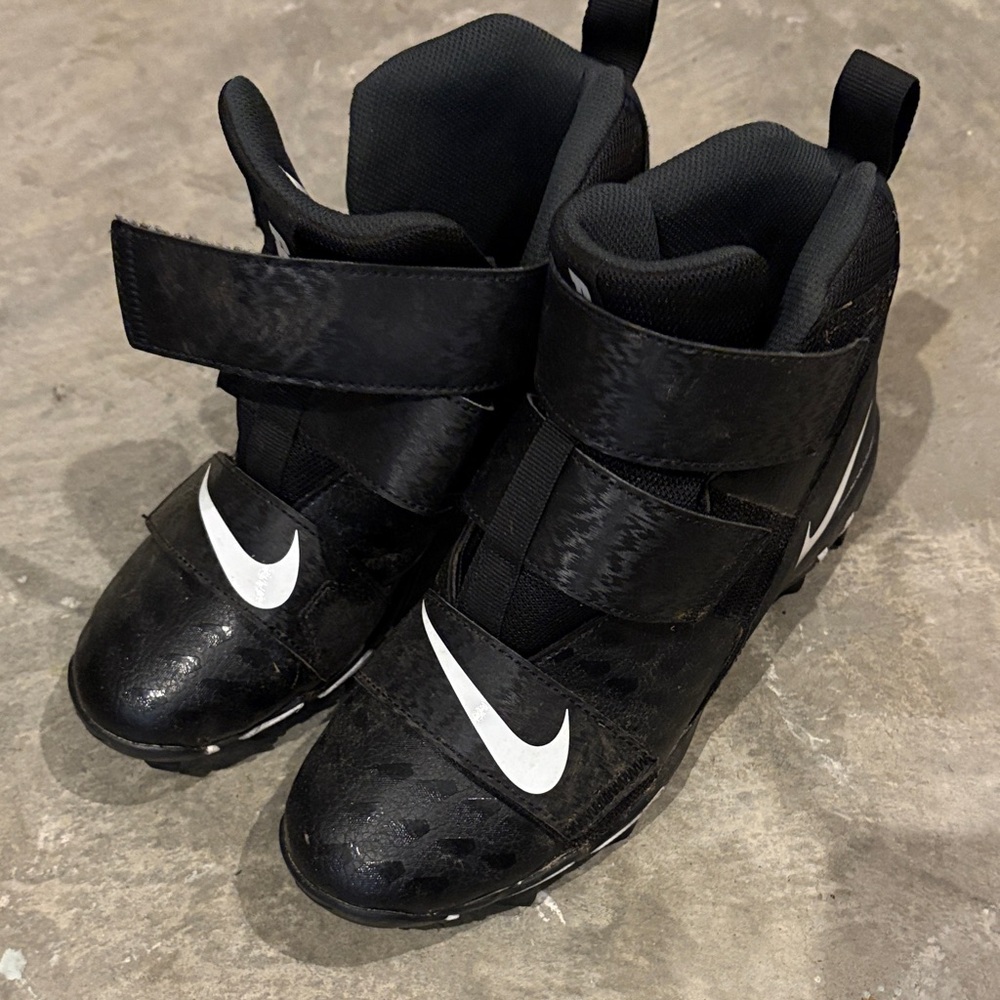 Boys 5.5 Nike Football cleats